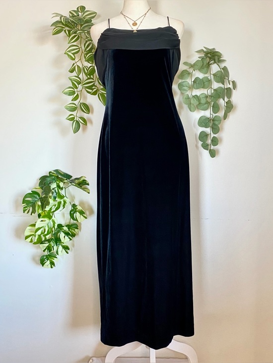 Dresses & Skirts - Vintage 90s black velvet prom dress size M